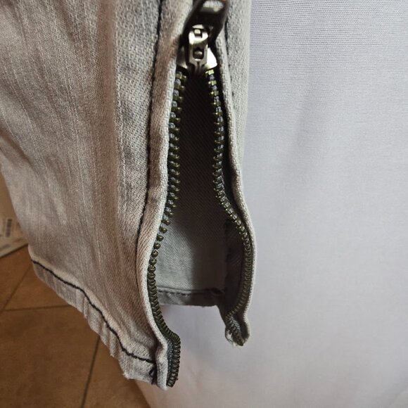 CHICOS PLATINUM LIGHT GREY JEANS SIZE 1 MEDIUM (8) 5 POCKET ANKLE ZIPS STRETCH - Picture 6 of 11